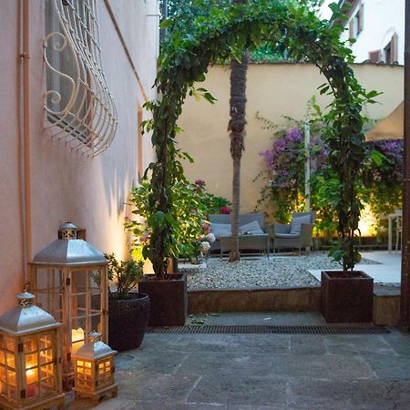 B&B Residenza Di Via Fontana Lucques Extérieur photo