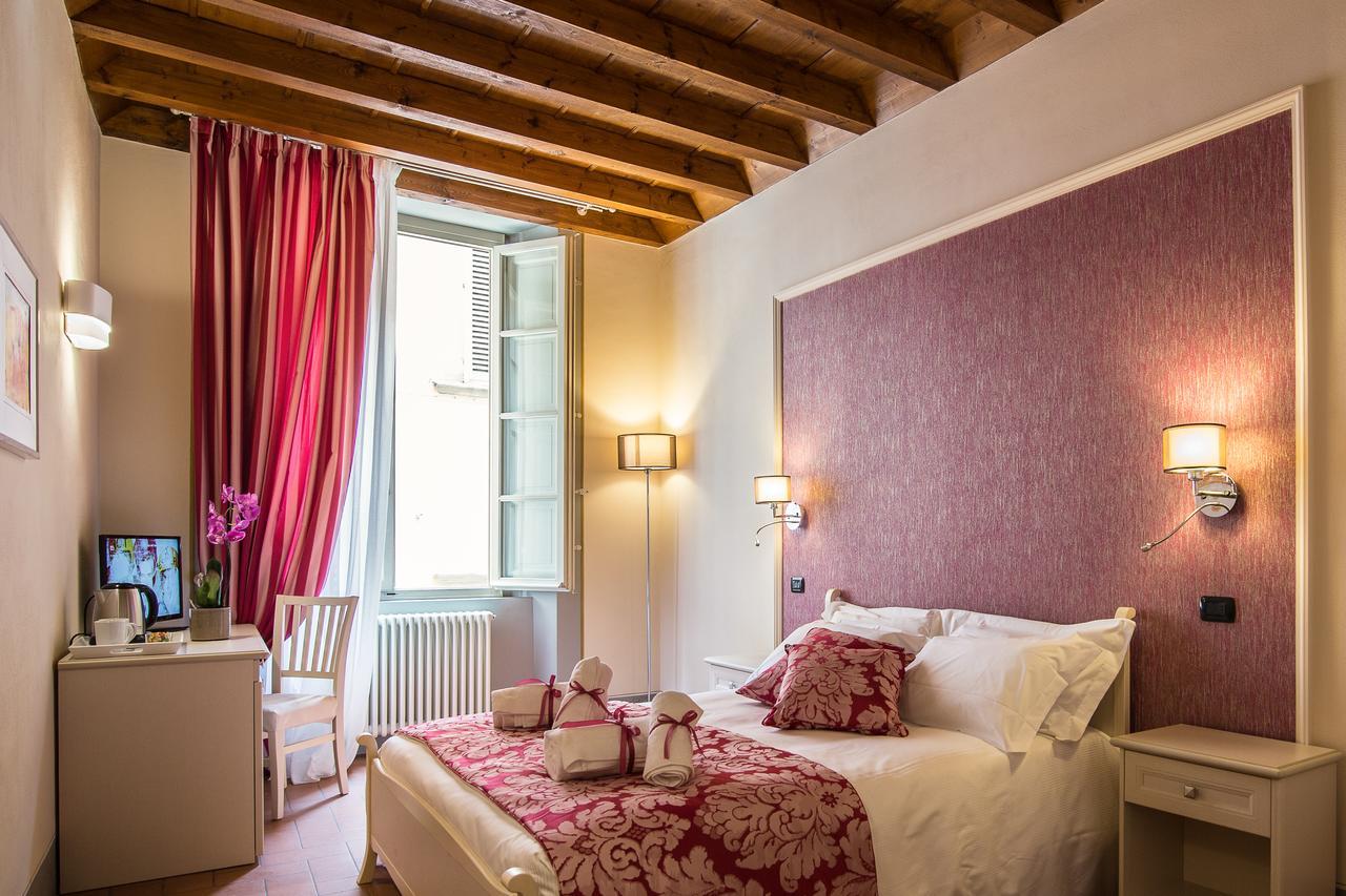 B&B Residenza Di Via Fontana Lucques Extérieur photo