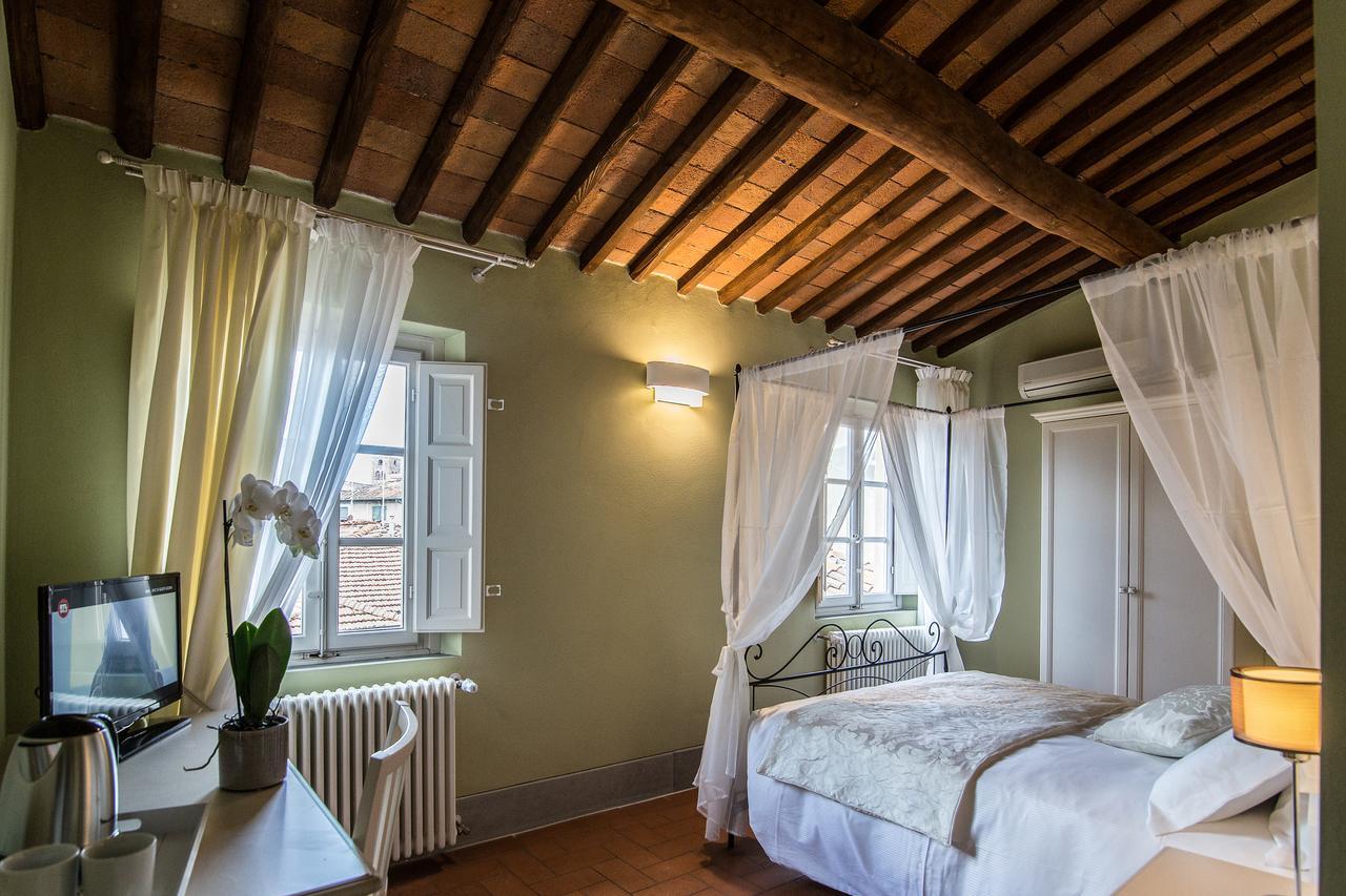 B&B Residenza Di Via Fontana Lucques Extérieur photo