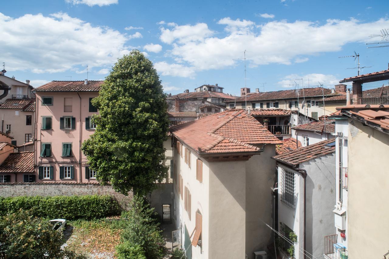 B&B Residenza Di Via Fontana Lucques Extérieur photo
