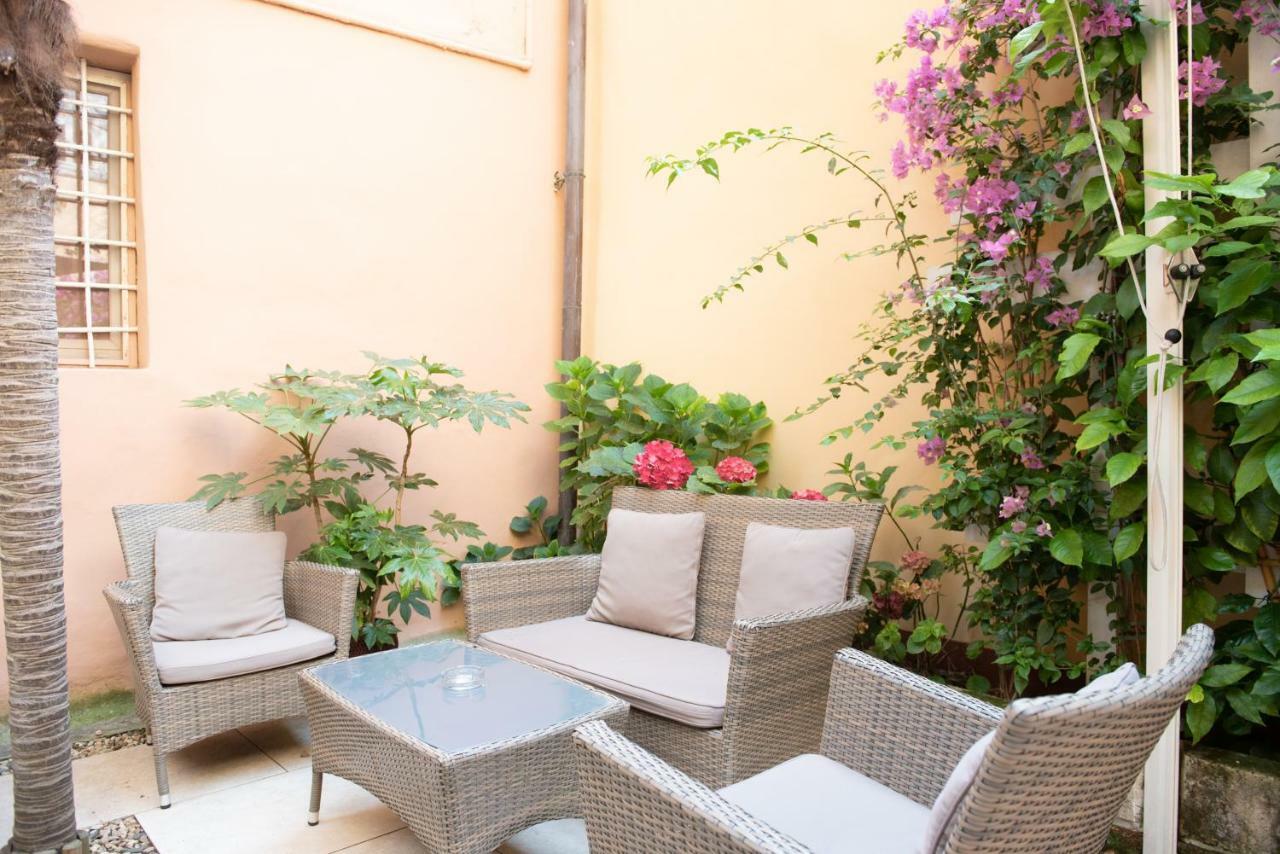 B&B Residenza Di Via Fontana Lucques Extérieur photo