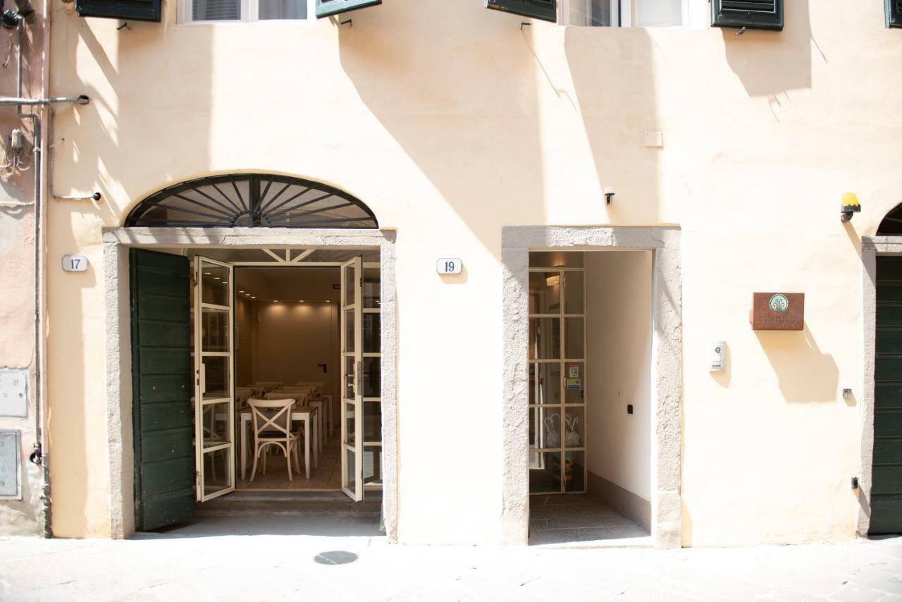 B&B Residenza Di Via Fontana Lucques Extérieur photo